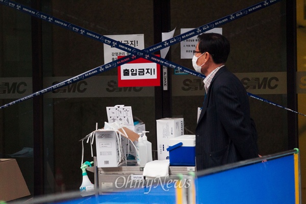 5일 오후 메르스 환자 발생으로 인해 폐쇄된 서울 강남구 삼성서울병원 응급실 앞에서 한 환자 보호자가 입구 앞을 지나고 있다. 