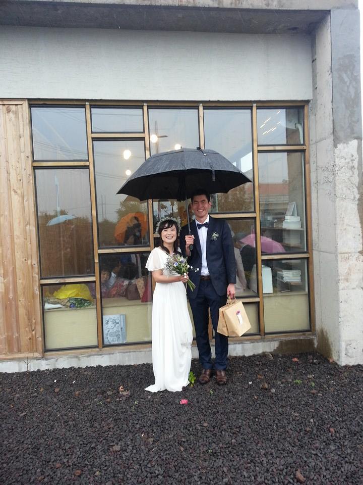 '공간이 사람을 바꾼다' 게스트하우스 앞마당에서, 신랑 신부가 직접 하객을 맞았다. 답례품으로 준비했던 우산 겸 양산을 손에 들고.