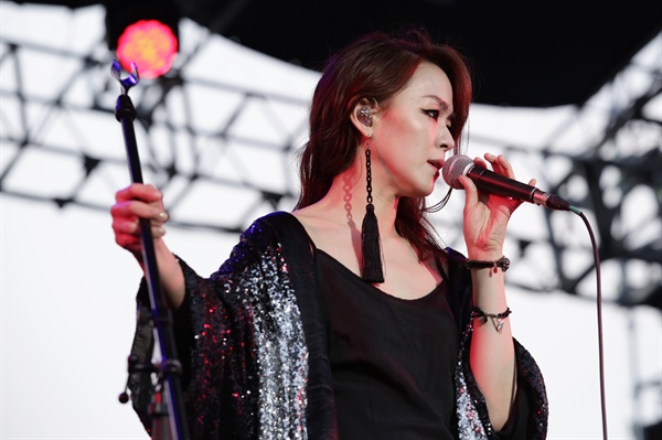  6일 서울 송파구 방이동 올림픽공원 잔디마당에서 열린 <뮤즈 인시티 2015>에 참가한 가수 김윤아