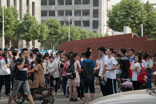 고사장 앞에 모인 수험생 8시가 넘어서야 입실이 되는데 1시간 넘게 기다린 학생들도 많았다.