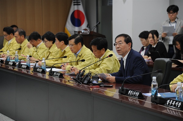 박원순 서울시장이 8일 오전 서울시에서 열린 메르스 대책회의에서 "확진 방지를 위해 실시간으로 확진 환자와 역학 조사 결과를 공개할 수 있도록 해야 한다"며 최경환 국무총리 직무대행에게 보건복지부장관과 삼성서울병원장이 함께 하는 4자 긴급회의 개최를 요구했다. 
