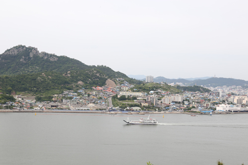  고하도에서 내려다 본 목포항 전경. 유달산이 품은 목포 앞바다에 크고 작은 배들이 지나고 있다.