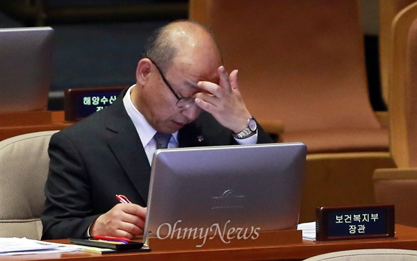 메르스 초동대응 실패 지적에 곤혹스러운 문형표 장관 문형표 보건복지부 장관이 8일 오전 서울 여의도 국회 본회의장에서 열린 메르스(MERS·중동호흡기증후군) 확산 및 대책에 대한 긴급현안질문에 출석해 정부의 미흡한 초기 대처로 메르스가 확산되고 있다는 의원들의 질책에 곤혹스러운 표정을 짓고 있다.