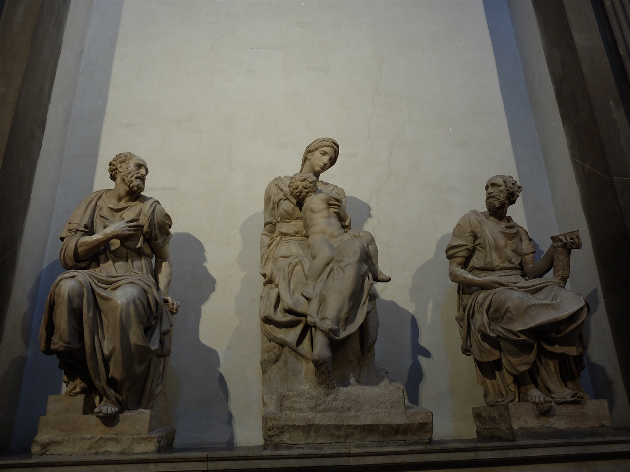 미켈란젤로 '메디치의 마돈나' 피렌체, '메디치 예배당'. 원래 '위대한 로렌초'의 영묘로 꾸미려던 자리에 지금은 저렇게 세 조각상만 있습니다. 중앙의 '성모자상'이 미켈란젤로의 작품으로 이 작품 이후 미켈란젤로는 더이상 고전주의 조각을 하지 않습니다.