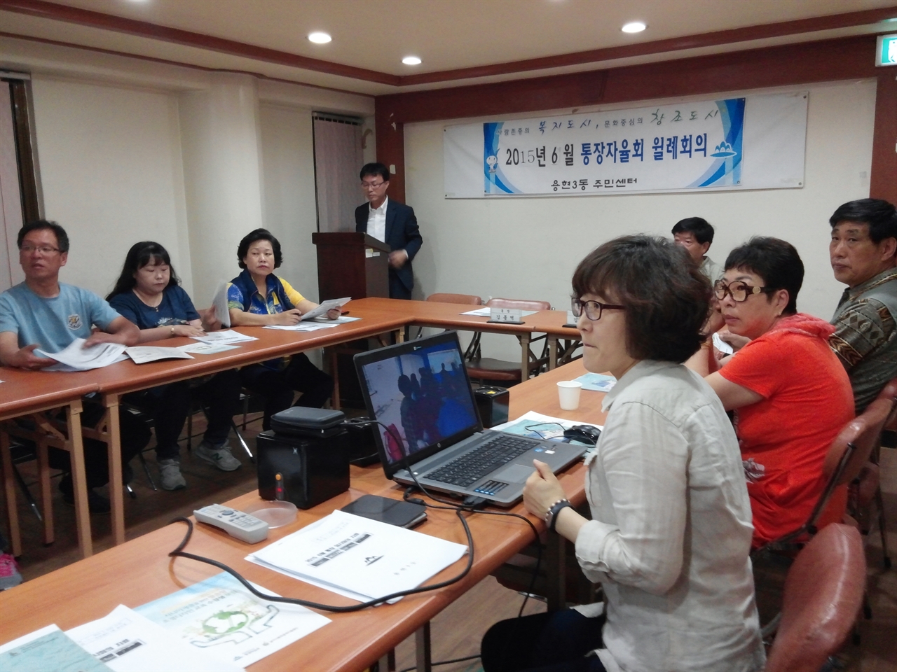 지난해 '마을극장' 작품 상영에 이어 달라진 2015주안미디어문화축제에 대해 듣고 있는 주민들.