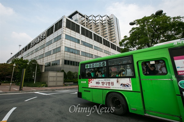 지난 8일 오후 서울 강남구에 위치한 메르스 감염 환자가 발생했던 삼성서울병원 내 만원이 된 마을 버스 안으로 많은 사람들이 마스크를 착용하고 있다.