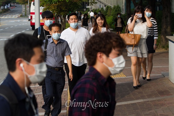 8일 오후 서울 강남구에 위치한 삼성서울병원이 정문에서 마스크를 쓴 시민들이 병원을 빠져 나가고 있다. 