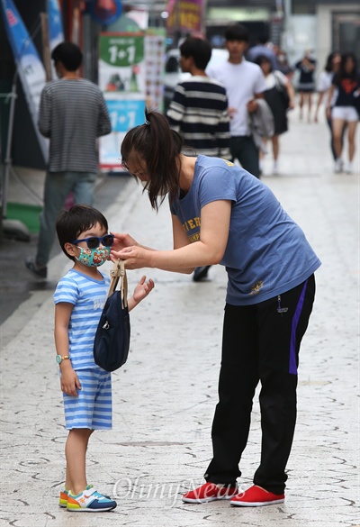 경기도 평택시에서 메르스(MERS·중동호흡기증후군) 환자가 대규모로 발생한 가운데 8일 오후 평택역앞 번화가에서 한 어머니가 아이의 마스크가 제대로 착용되었는지 확인하고 있다.