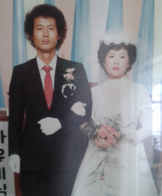 30여 년 전 결혼식 사진, 무덤덤한 표정의 두 분.