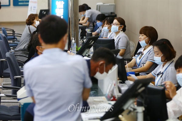 9일 병원 보안요원이 메르스 확진환자로 판명된 서울 강동구 서울아산병원 입.퇴원수속 창구에서 직원들과 환자들이 마스크를 착용하고 있다.