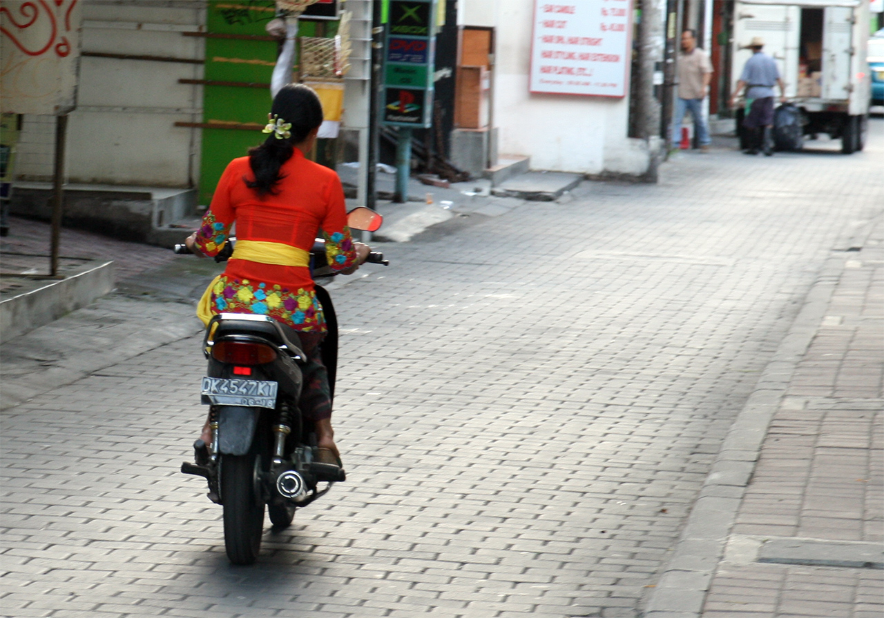 거리에는 힌두 전통복장에 오토바이를 탄 여인들을 볼 수 있다.
