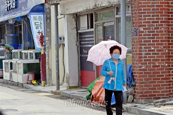 메르스 환자가 나온 전북 순창 A마을이 5일부터 현재까지 격리돼 있는 가운데, 순창 경제를 걱정하는 목소리가 높다. 9일 한산한 순창읍 인근을 마스크를 쓴 주민이 지나고 있다.