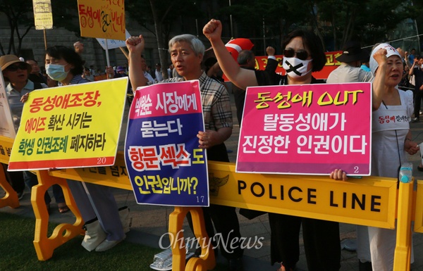 기독교 신도 '동성애 확산 반대' 성소수자들의 문화행사인 제16회 퀴어문화축제 개막식이 열린 지난 2015년 6월 9일 오후 서울 중구 서울광장에서 엄마부대 봉사단을 비롯한 기독교 신도들이 모여 동성애를 반대하고 있다.