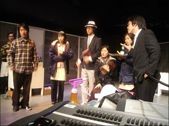 스무살 무렵 연극 무대에서 공연하는 최윤영(왼쪽에서 두 번째)
