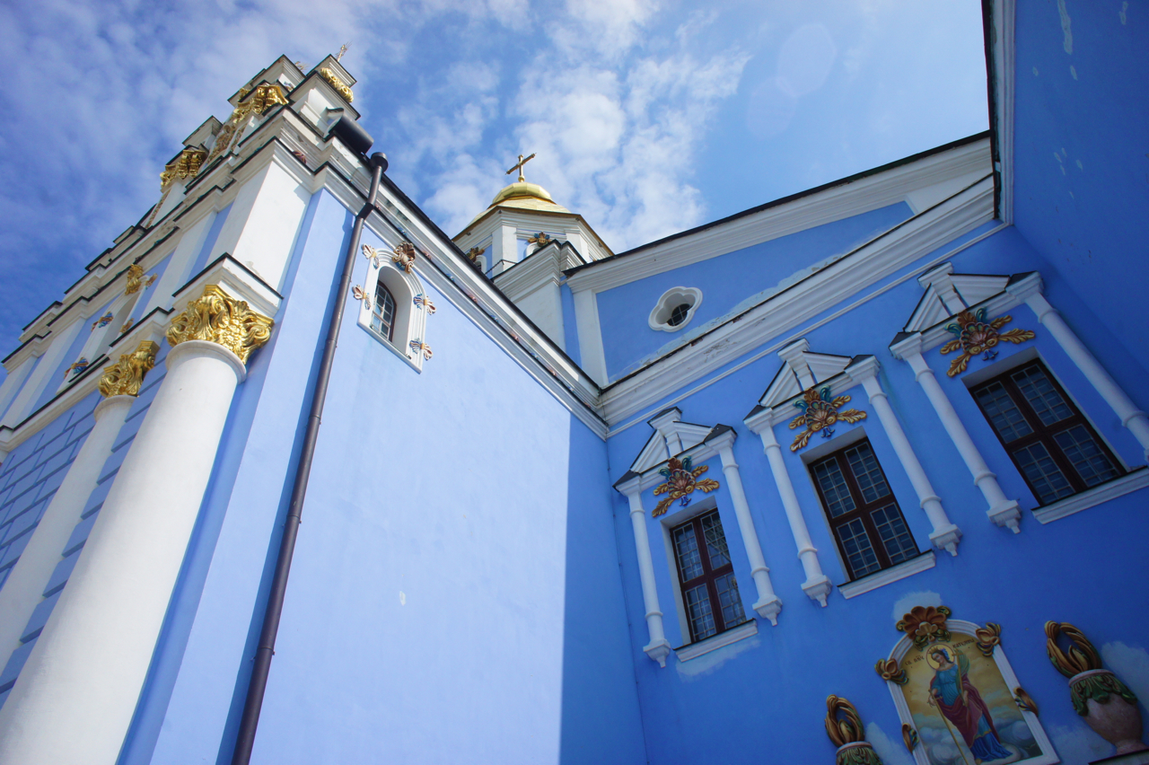 파란 하늘 아래 파란 성당. 성 마이클 대성당. 
