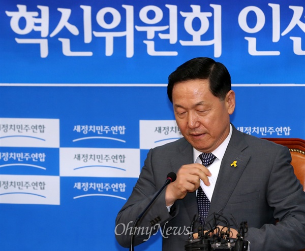 새정치민주연합 김상곤 혁신위원장이 지난 6월 10일 국회 대표회의실에서 혁신위원 인선결과를 발표하고 있다.