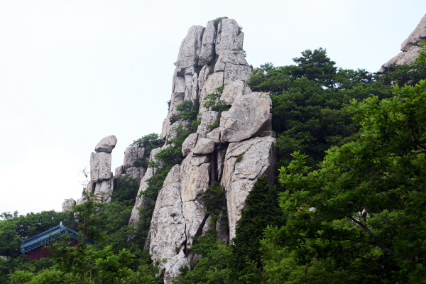 남해 금산에는 기괴한 모양을 한 바위가 많다. 