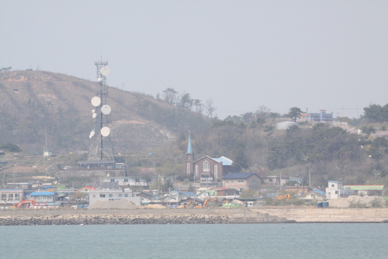 연평도 연평도 뱃터에서 바라본 연평도 전경. 사진 오른쪽 중간에 보이는 시설이 해수담수화시설이다. 서해5도에 8개월 째 가뭄이 지속되고 있지만 전기료가 비싸서 가동을 안 하고 있다.