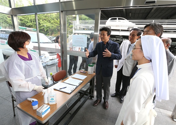 지난 8일 김만수 부천시장이 확진 환자가 경유한 모 병원을 방문해 공동 협력방안을 논의하고,
메르스 예방 시스템을 점검하고 있다. 