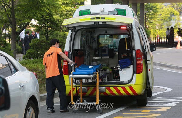 119 구급대원이 차량 내부와 들것을 소독하고 있다(자료사진). 