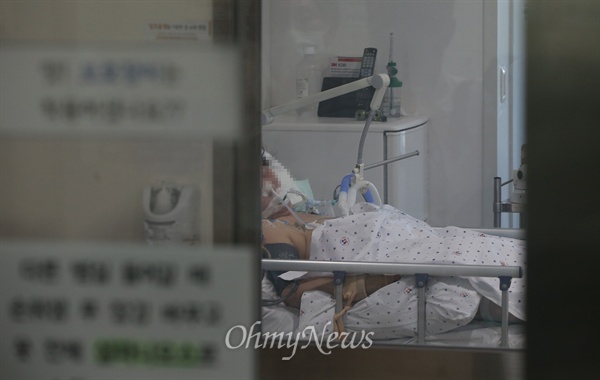 지난 10일 오후 서울 중랑구 신내동 서울의료원 음압격리병실에서 메르스 확진환자가 치료를 받고 있다. 