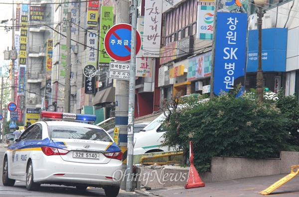 경남에서 처음으로 메르스 양성 판정 환자가 나온 가운데, 이 환자가 입원해 있었던 창원SK병원은 임시 휴업에 들어갔고, 병원 앞에 경찰차량이 배치되어 있다.