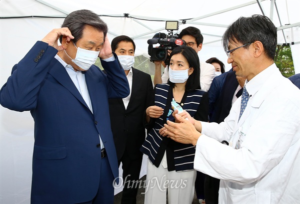 여의도성모병원 응급실 방문한 김무성 대표  11일 오후 서울 영등포구 여의도동 여의도성모병원 응급실을 방문한 새누리당 김무성 대표가 중동호흡기증후군(메르스) 선별 진료소에서 응급의학과 교수로부터 체온 측정을 받고 있다. 체온은 36.5도로 정상이었다.