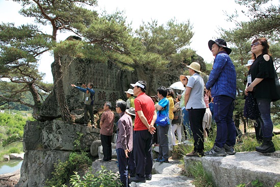  진동암에서 원학동 일대를 설명하고 있는 최석기 교수와 기행 참가자들