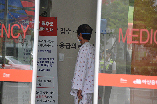 아산충무병원에 격리된 한 환자가 메르스관련 안내문을 살피고 있다. 