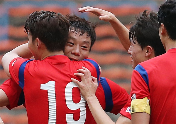   한국 축구대표팀 염기훈이 11일 오후 말레이시아 샤알람의 샤알람스타디움에서 열린 아랍에미리트(UAE)와의 평가전에서 첫 골을 넣은뒤 동료들의 축하를 받고 있다.