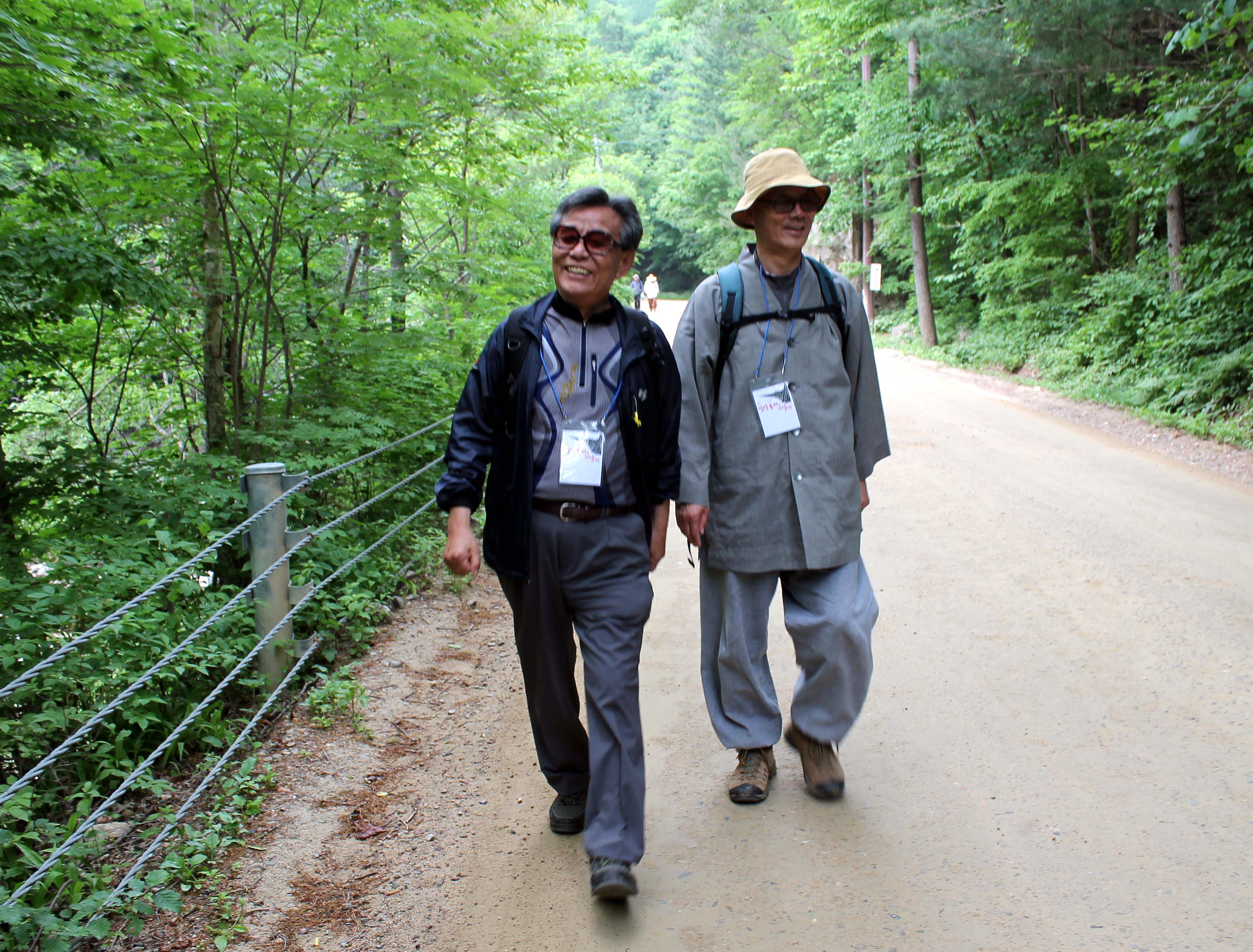 김중배 대표와 명진 스님이 오대산 길을 유쾌하게 걷고 있다.