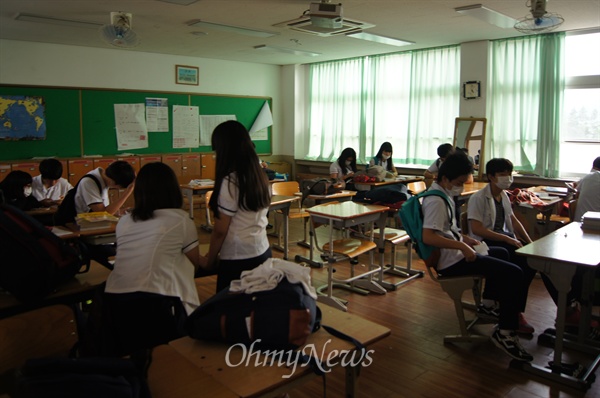 메르스 환자가 발생한 포항의 한 고등학교 교실에서 마스크를 쓴 학생들이 불안한 표정으로 대화를 나누고 있다.