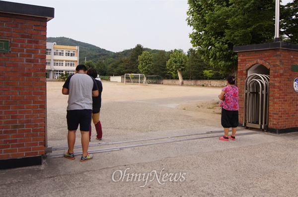 포항의 한 고등학교 교사가 메르스 양성판정을 받은 것으로 알려지자 일부 학부모들이 이 학교 교문 앞에서 우려스러운 표정으로 학생들을 기다리고 있다.