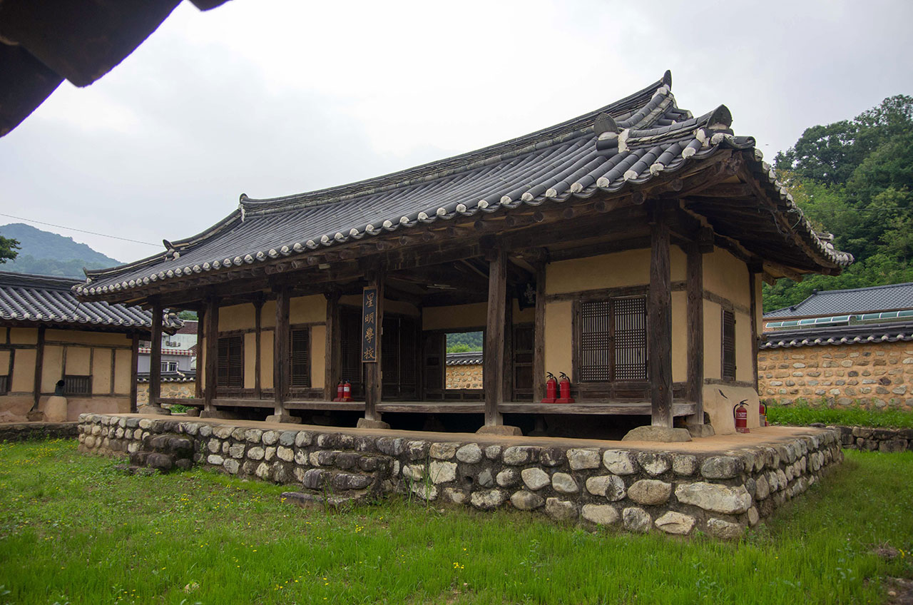  성명학교는 동강을 모신 청천서원이 훼철되자 김호림이 종택의 사랑채를 고쳐 중건한 청천서당(晴川書堂)에 연 학교다. 