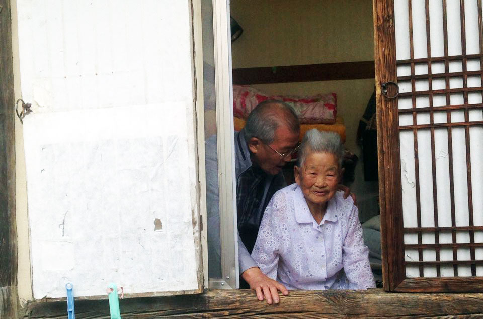  심산의 둘째 며느리 손응교 여사. 옆은 아들 김위 씨. 손여사는 젊어 남편을 잃고 걸음조차 어려운 시아버지의 손발이 되었고 만주와 중국에 세 번, 국내는 30여 차례나 오가며 심산이 국내외 독립운동가에게 보내는 '비밀편지'를 전했던 숨은 독립유공자였다. 
