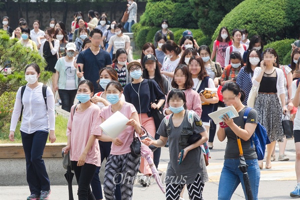 [오마이포토] 시험이 끝나도 마스크는 필수 