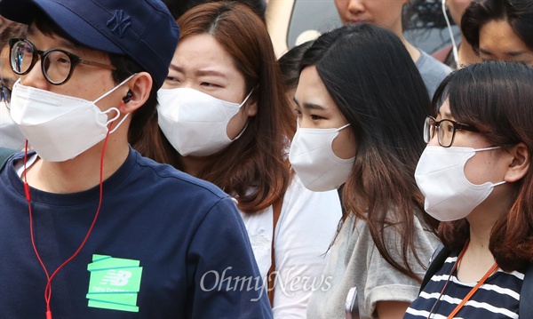 메르스(중동호흡기증후군) 예방을 위해 마스크를 쓴 시민들. 사진은 지난 6월 13일 서울시공무원 임용시험을 치른 응시생들의 모습.