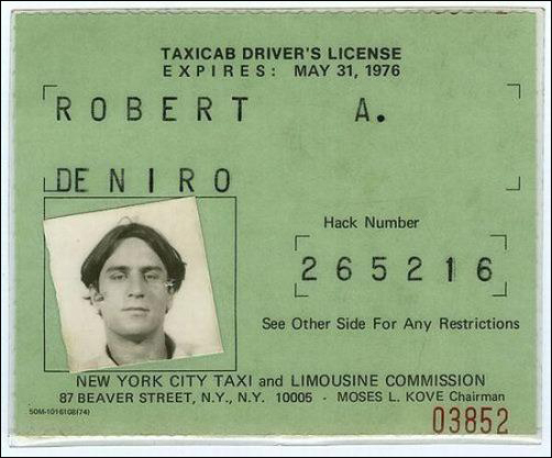  로버트 드 니로는 영화 <택시 드라이버> 역할 소화를 위해 실제로 하루에 12시간을 택시 운전을 했다. 그의 택시 면허증 사진
