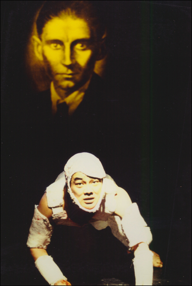  극단 연희단거리패가 1997년 선보였던 연극 <사랑의 힘으로> 출연 당시 모습. 카프카의 소설 <변신>을 뼈대로 재구성했던 작품이다
