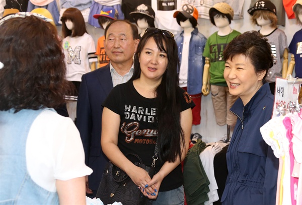 박근혜 대통령이 14일 메르스 영향으로 해외관광객 감소와 소비위축 등 어려움을 겪는 국내 최대 규모 패션산업집적지인 동대문 상점가를 방문해 몽골 관광객과 대화하고 있다. 