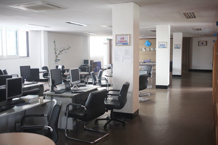 두드림아카데미는 학생들의 직업교육을 위한 컴퓨터와 강의실, 취미활동을 위한 탁구대 등을 마련하고 있다. 