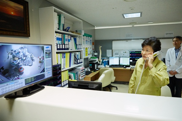 박근혜 대통령이 14일 서울대병원 메르스 치료 격리병동을 방문, 의료진과 통화하고 있다. 