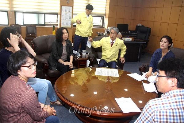  학교 무상급식 중단으로 논란이 계속되는 가운데, 15일 오전 박종훈 경남교육감은 집무실에서 '친환경무상급식지키기 경남운동본부' 소속 학부모대표들과 만나 이야기를 나누었다.