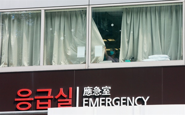 15일 오전 삼성서울병원 응급실에서 병원 관계자가 커튼을 치고 있다.
