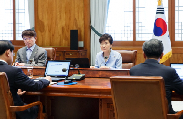 박근혜 대통령이 15일 오전 청와대에서 열린 수석비서관회의를 주재하고 있다.