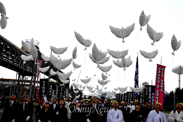  고 양우권(50) 전 전국금속노동조합 포스코사내하청지회 EG테크분회장의 장례식이 15일 전남 광양에서 '양우권 노동열사 민주노동자장’으로 치러졌고, 노제 때 참가자들은 새 모양의 풍선을 만들어 하늘로 날려보냈다.