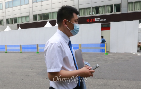 삼성서울병원 부분 폐쇄 메르스(MERS·중동호흡기증후군) 최대 진원지로 떠오른 삼성서울병원이 신규환자를 받지 않는 부분 폐쇄 조치를 내린 가운데, 15일 오전 강남구 병원 응급실 앞에 차단벽이 설치돼 외부인의 출입을 통제하고 있다.