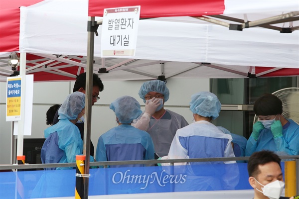 24일 부산에서 3번째 메르스 양성 반응자가 발생했다. 사진은 한 병원의 의료진이 발열 검사를 위해 방역복을 착용한 모습.