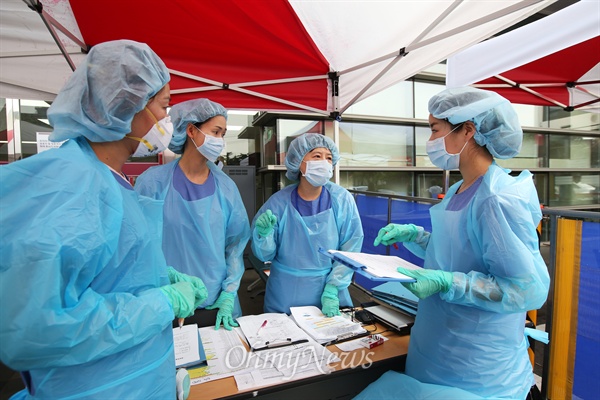 지난 15일 오후 고대구로병원 응급실앞 선별진료실에서 방역복을 착용한 의료진이 발열 환자들의 상태를 확인하기 전 점검을 하고 있다.