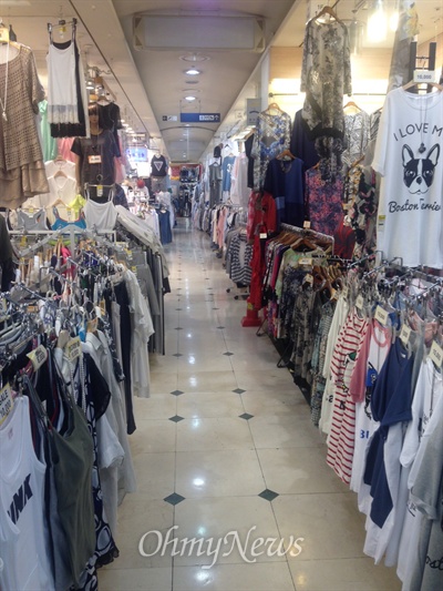 15일 낮 서울 동대문 한 패션쇼핑몰.